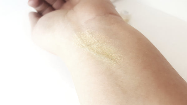 gold eye shadow shimmery pigment highlighting loose powder