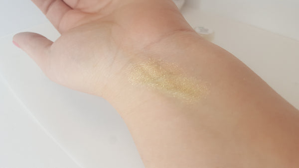 gold eyeshadow shimmery pigment highlighting loose powder
