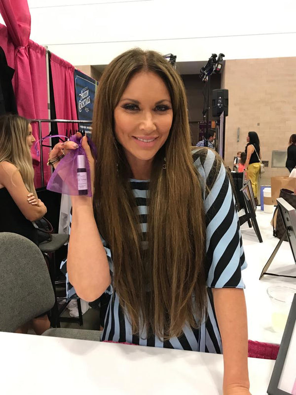 leeanne real housewife of dallas posing with raw beauty minerals